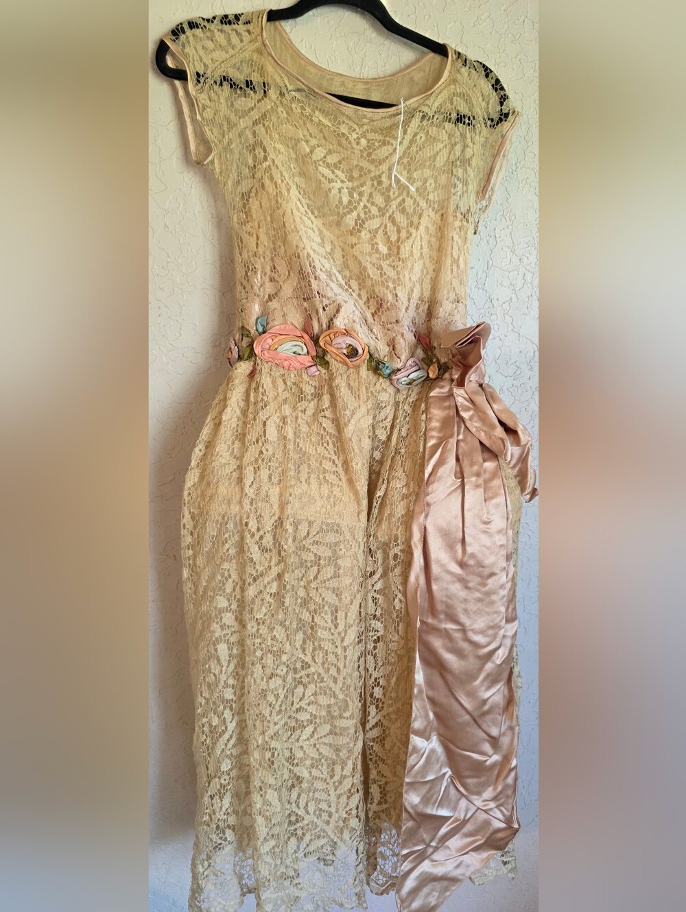 antique dress  1920s -30s  ‘Robe de Style’  featuring a intricate floral motif